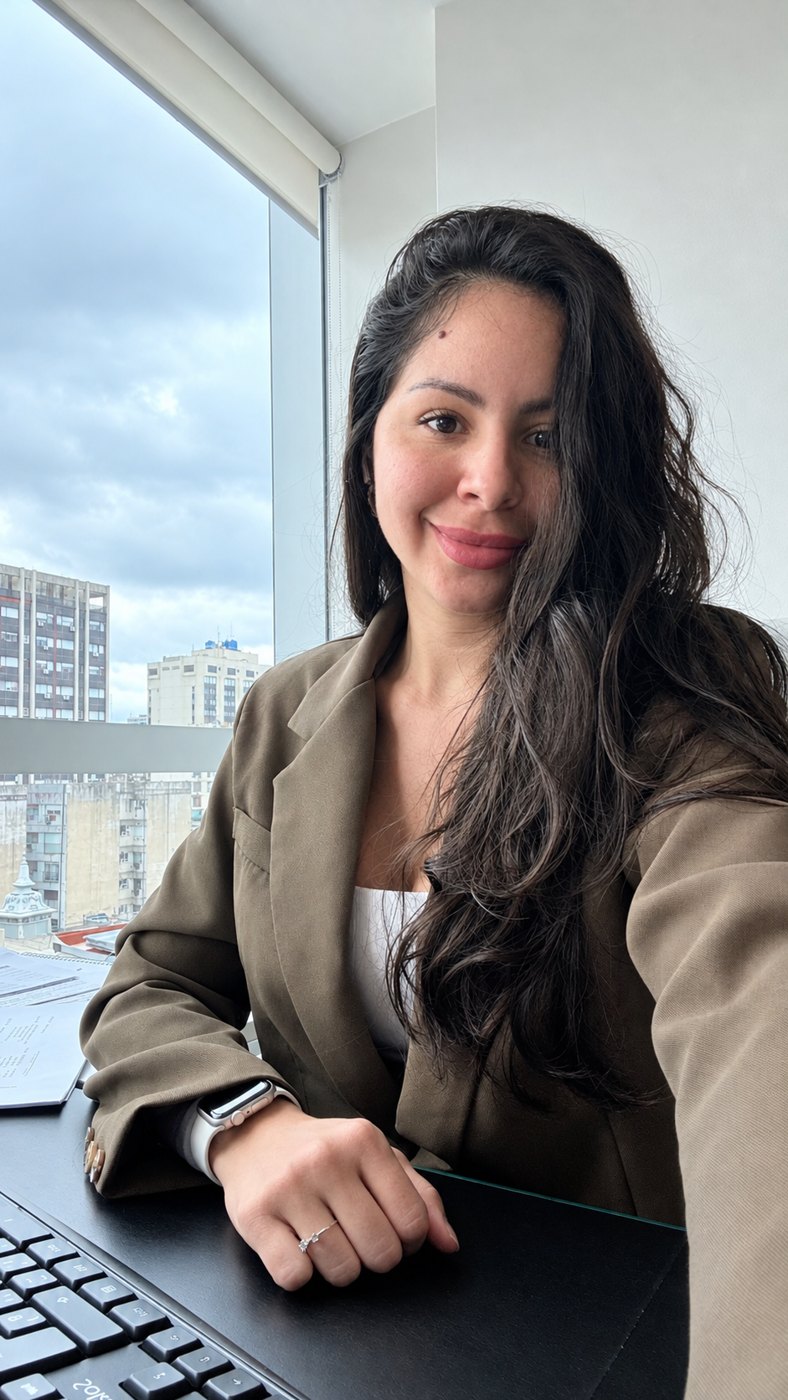 Sabrina Sena trabajando en su escritorio